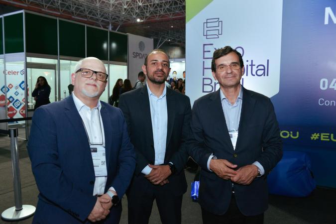Eduardo Luiz Agostini (diretor na Planisa Planejamento e Organizao de Instituies de Sade - Campinas/SP), Thiago Camargo (head de Novos Negcios/Projetos da Associao Nacional de Hospitais Privados - Anahp - So Paulo/SP), Adalberto Campos (ex-ministro da Sade de Portugal).(foto: Divulgao / Fly Uai)
