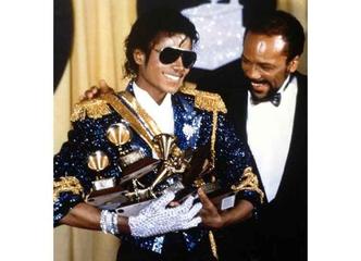 Segundo o site Looper, Michael Jackson decidiu usar a luva branca na mão direita para chamar a atenção do público para essa região do corpo durante as famosas coreografias(foto: Facebook/michaeljackson/Reprodução) Segundo o site Looper, Michael Jackson decidiu usar a luva branca na mão direita para chamar a atenção do público para essa região do corpo durante as famosas coreografias(foto: Facebook/michaeljackson/Reprodução)