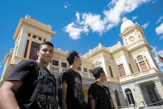 Os estudantes Rômulo Samuel, Gabriel Felipe e Ian Robson, na Praça da Estação: eles nunca prestaram atenção no relógio, de 1922, que está com um dos lados sem os ponteiros(foto: Victor Schwaner/Encontro) Os estudantes Rômulo Samuel, Gabriel Felipe e Ian Robson, na Praça da Estação: eles nunca prestaram atenção no relógio, de 1922, que está com um dos lados sem os ponteiros(foto: Victor Schwaner/Encontro)