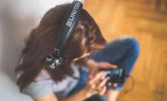 Segundo a especialista, uma forma de evitar a perda auditiva  usar protetor auricular e fazer intervalos de 10 minutos a cada hora de exposio aos sons intensos(foto: Pixabay)