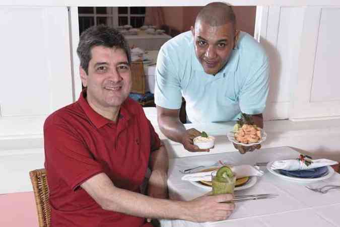 O scio Brando Mota com o gerente Alfredo Melo, que est no Alguidares h 20 anos: 90% dos funcionrios vieram da Bahia (foto: Violeta Andrada/Encontro)