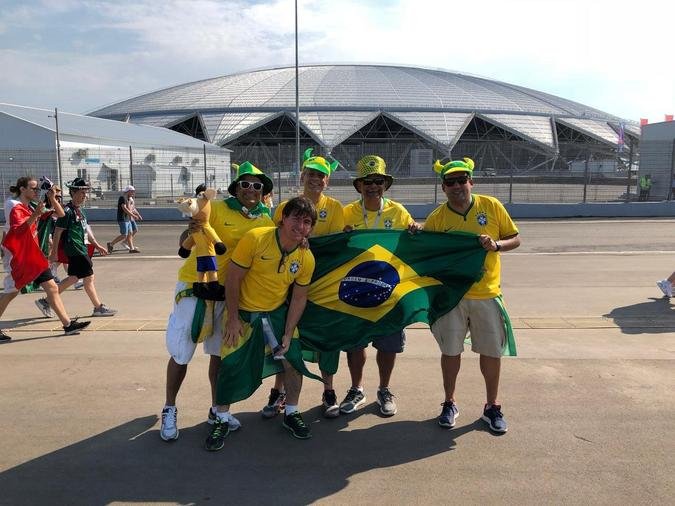 Márcio Schettino com sua turma de amigos: eles sempre acompanham juntos as Copas do Mundo (foto: Arquivo Pessoal ) Márcio Schettino com sua turma de amigos: eles sempre acompanham juntos as Copas do Mundo (foto: Arquivo Pessoal )