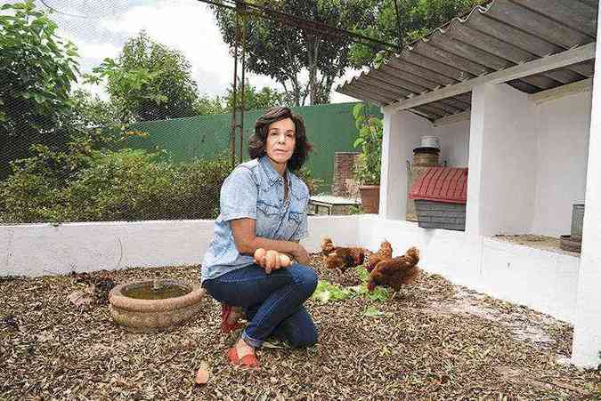 Luciana no galinheiro que construiu no quintal de sua casa, em Nova Lima: mudana de hbitos aps o cncer(foto: Violeta Andrada/Encontro)
