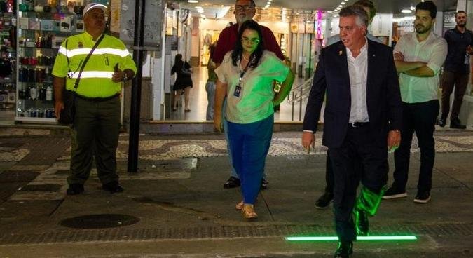 Os equipamentos funcionam como um refor�o visual � sinaliza��o tradicional(foto: Fabiano Domingues/PBH)