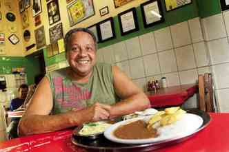 Jos Maria Rocha, o Bolo, sente orgulho dos dois carros-chefes do bar e restaurante: espaguete e rochedo(foto: Joo Carlos Martins/Encontro)