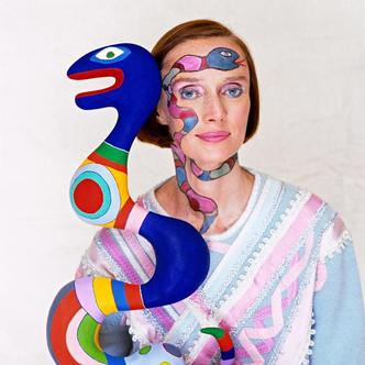 Niki de Saint Phalle, escultora, pintora e cineasta franco-americana, com uma de suas obras,1983(foto: The Norman Parkinson Archive/Iconic Images) Niki de Saint Phalle, escultora, pintora e cineasta franco-americana, com uma de suas obras,1983(foto: The Norman Parkinson Archive/Iconic Images)
