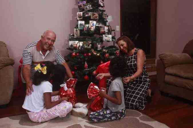 O casal Elton Paulo Rodrigues e Irene Aparecida Silva se prepara para o Natal junto com as afilhadas que vivem em abrigos: 