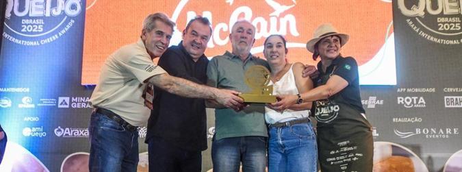 O secretário de Estado de Agricultura Thales Fernandes e a idealizadora da ExpoQueijo, Maricell Hussein, ao lado de representantes do vencedor Jayme Porfírio Mendes(foto: Seapa / Divulgação ) O secretário de Estado de Agricultura Thales Fernandes e a idealizadora da ExpoQueijo, Maricell Hussein, ao lado de representantes do vencedor Jayme Porfírio Mendes(foto: Seapa / Divulgação )