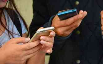 O uso excessivo de telefone celular est associado ao surgimento de vrios tipos de problemas, incluindo uma inflamao no tendo do dedo polegar chamada WhatsAppinite(foto: Pixabay)