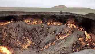 Exploradores acharam que a fumaa que saa do solo em Mount Wingen era de um vulco. S mais tarde descobriram ser um incndio de 6 mil anos numa mina de carvo(foto: YouTube/Reproduo)