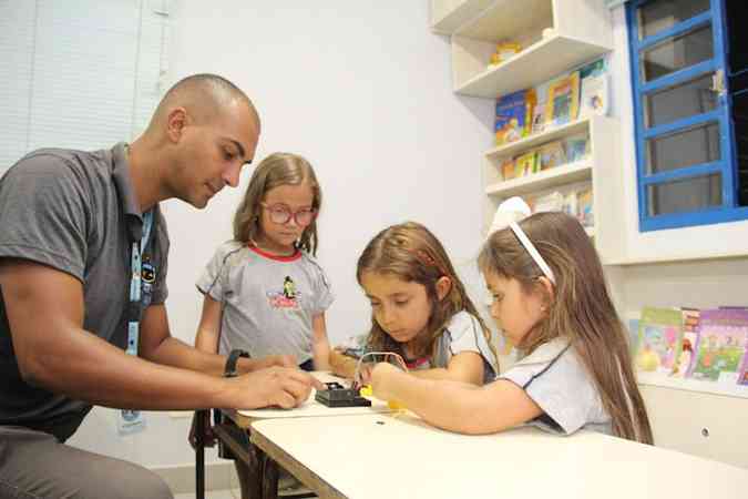 O professor Matheus Guimarães, com alunos de educação infantil da Escola Visconde de Sabugosa: 