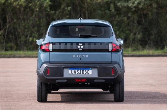 A nova identidade de marca se evidencia nas faixas pretas instaladas na frente e na traseira com acabamento black piano, com estrias foscas na traseira: montadora destaca os faróis de rodagem diurna na frente e as luzes de estacionamento traseiras, todas de LED (foto: Divulgação) A nova identidade de marca se evidencia nas faixas pretas instaladas na frente e na traseira com acabamento black piano, com estrias foscas na traseira: montadora destaca os faróis de rodagem diurna na frente e as luzes de estacionamento traseiras, todas de LED (foto: Divulgação)