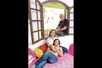 A assistente social Poliane Morais e o consultor tcnico Igor Dias com a filha Daisy, de 17 anos, adotada h sete meses. 
