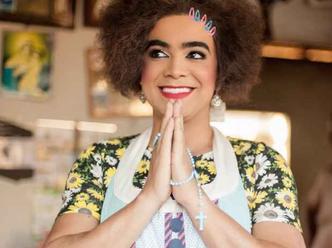 A personagem Rose encanta o público com suas histórias dos patrões gays e com as paródias das músicas da cantora americana Beyoncé(foto: Divulgação) A personagem Rose encanta o público com suas histórias dos patrões gays e com as paródias das músicas da cantora americana Beyoncé(foto: Divulgação)
