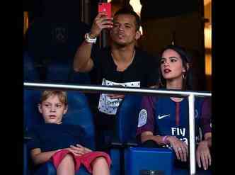 Bruna assistiu  vitria do PSG ao lado do filho do Neymar, Davi Lucca, e do 