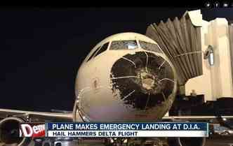 O avio da empresa americana Delta Airlines sofreu danos severos causados por uma tempestade com granizo e precisou fazer um pouso de emergncia em Denver, no Colorado (EUA)(foto: Denver Channel/Reproduo)