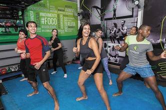 Na zumba, ritmos afro-cubanos ajudam a eliminar a gordura e a ganhar massa muscular: Na zumba, ritmos afro-cubanos ajudam a eliminar a gordura e a ganhar massa muscular: