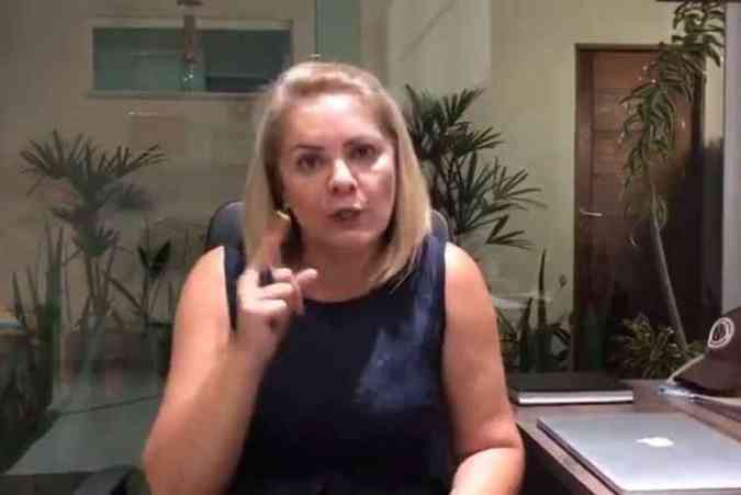 Em vdeo publicado no Facebook, Ana Cristina Valle esclarece a suposta ameaa de morte que teria sido feita pelo seu ex-marido, o candidato Jair Bolsonaro(foto: Facebook/Cristina Bolsonaro/Reproduo)