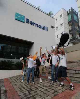 Alunos comemoram o primeiro lugar do Colgio Bernoulli no Enem 2012(foto: Marcos Vieira/EM/D.A Press)