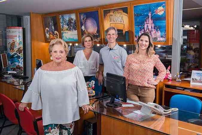 Eliane Boechat Cunha, com os filhos Renata, Ricardo e Luciana (da esq. para a dir.),  uma das precursoras nos pacotes para a terra do Mickey: 