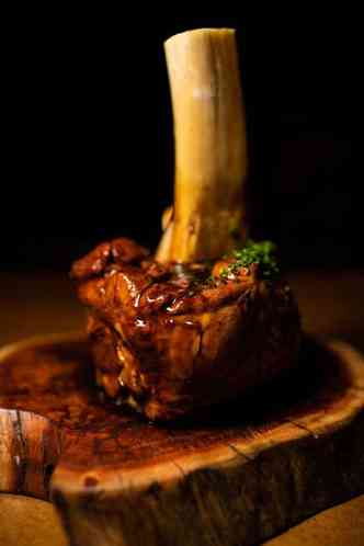 O beef shank, servido no Osso,  o msculo traseiro bovino servido inteiro com o osso da canela: prato faz sucesso no Instagram dos clientes(foto: Divulgao)