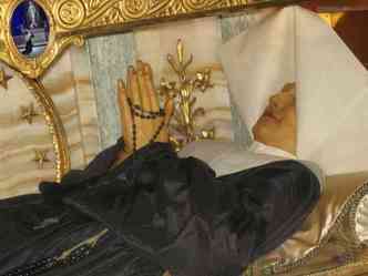 Santa Catarina Labour faleceu em 1876 e seu corpo permanece incorrupto e exposto na capela de Nossa Senhora da Medalha Milagrosa, em Paris(foto: Paroquiamedalhamilagrosa.com.br/Reproduo)
