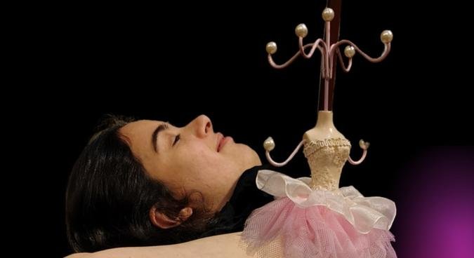 Dramaturgia estabelece relações entre os elementos da natureza e as experiências da personagem(foto: Divulgação/PBH ) Dramaturgia estabelece relações entre os elementos da natureza e as experiências da personagem(foto: Divulgação/PBH )