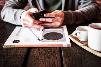 Cuidado para não ficar baixando a cabeça para usar o smartphone. Isso pode causar a papada e problemas na coluna(foto: Pixabay) Cuidado para não ficar baixando a cabeça para usar o smartphone. Isso pode causar a papada e problemas na coluna(foto: Pixabay)