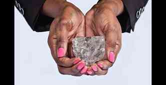 O diamante descoberto em Botsuana  o segundo maior j descoberto e ainda no se sabe o valor de mercado dessa preciosidade(foto: Lucara Diamond Corp/Divulgao)