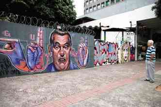 Avenida Cristvo Colombo, na Savassi: senhor observa sequncia de grafites. Tem para todos os gostos(foto: Rogrio Sol/Encontro)