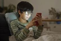 Idade da crian�a ao ganhar primeiro smartphone eleva riscos � sa�de