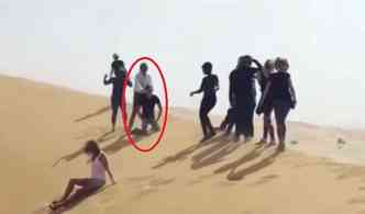 O vdeo em que o cantor ingls Rod Stewart aparece simulando a decapitao de um amigo num deserto de Abu Dabi causou revolta nos internautas(foto: Instagram/penny.lancaster/Reproduo)