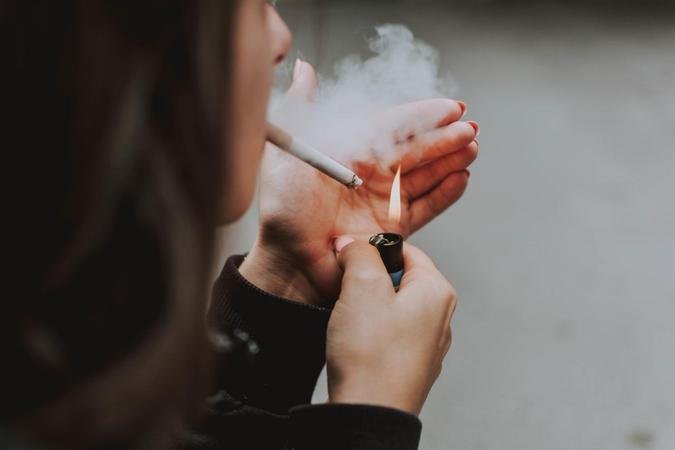 Al�m de estar associado � inflama��o, o cigarro altera a vasculariza��o cerebral, comprometendo o fluxo sangu�neo e aumentando o risco de microinfartos(foto: Freepik)