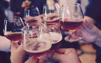 O consumo excessivo de bebida alcolica seria um gatilho para que o hormnio ligado ao estresse, no crebro, fizesse com que o organismo se tornasse dependente do lcool(foto: Pixabay)