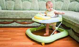 A Sociedade Brasileira de Pediatria condena o uso do andador, pois, segundo a entidade, o equipamento no traz nenhum benefcio ao beb. Ao contrrio, pode trazer riscos para a criana(foto: Agitors.com/Reproduo)