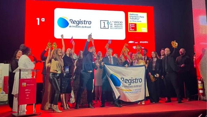 Profissionais do Cartório 1º Ofício de Registro de Imóveis de BH celebram o primeiro lugar entre as pequenas empresas(foto: Divulgação) Profissionais do Cartório 1º Ofício de Registro de Imóveis de BH celebram o primeiro lugar entre as pequenas empresas(foto: Divulgação)