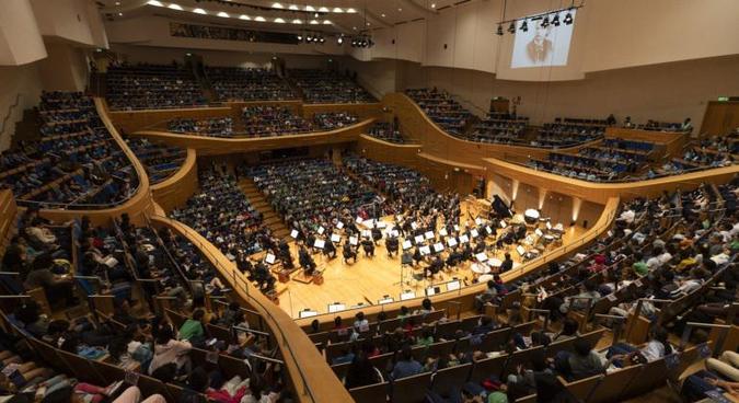 O repertório traz obras de Richard Strauss, Gustav Holst, Claude Debussy e John Williams, com peças que dialogam com o tema, como O repertório traz obras de Richard Strauss, Gustav Holst, Claude Debussy e John Williams, com peças que dialogam com o tema, como