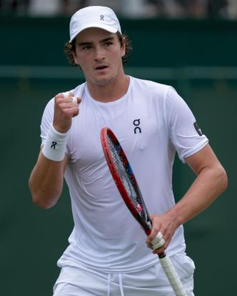 A vitória de Fonseca encerrou um período de quase 15 anos sem representantes brasileiros na terceira rodada de simples masculina em Wimbledon(foto: Reprodução/instagram @joaoffonseca) A vitória de Fonseca encerrou um período de quase 15 anos sem representantes brasileiros na terceira rodada de simples masculina em Wimbledon(foto: Reprodução/instagram @joaoffonseca)