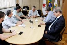 Prefeito em exerccio de BH, Damio publica foto de reunio com secretrios
