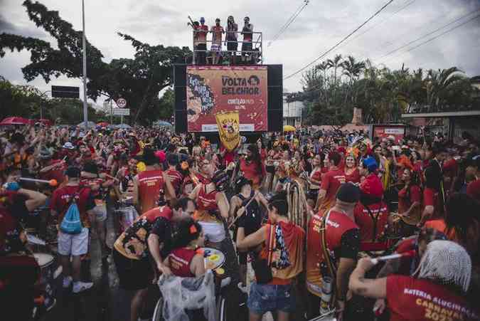 O bloco Volta Belchior, no ano passado: organizadores esperam arrastar 100 mil pessoas para a avenida dos Andradas, no sábado, 10 de fevereiro(foto: Alexandre Rezende/Divulgação)