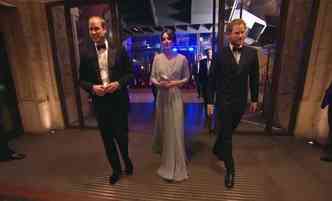 Kate Middleton participou da premire do filme 007 Contra Spectre e chamou a ateno por sua magreza. Segundo um tabloide americano, ela estaria com anorexia(foto: YouTube/Reproduo)