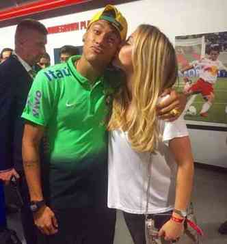 Neymar e a jovem canadense Beatrice Bouchard foram vistos aos beijos nos bastidores do amistoso entre Brasil e Costa Rica, nos Estados Unidos(foto: Instagram/beatricebouchard/Reproduo)