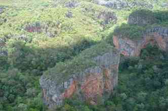 A regio do vale do rio Peruau, no norte de Minas, possui importantes reservas naturais, com formaes rochosas e ecossistema de veredas(foto: Eduardo Gomes/Panoramio/Reproduo)