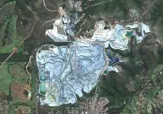Com a viso do satlite  possvel dimensionar o tamanho da mina de ouro explorada pela Kinross na cidade de Paracatu, em Minas Gerais(foto: Google Maps/Reproduo)
