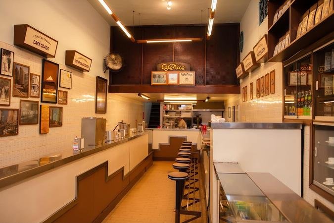 Inaugurado em 1939, o Caf� Nice tornou-se um ponto de encontro para intelectuais, pol�ticos e artistas da cidade (foto: Geraldo Goulart Neto)