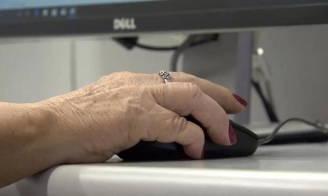 Em 2016, 44,8% das pessoas com 60 anos ou mais utilizavam a internet. Em 2024, o patamar alcançou praticamente 70%(foto: Reprodução/TV Brasil) Em 2016, 44,8% das pessoas com 60 anos ou mais utilizavam a internet. Em 2024, o patamar alcançou praticamente 70%(foto: Reprodução/TV Brasil)