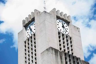 Relógio de 1937, do prédio da Prefeitura de BH, na avenida Afonso Pena: última restauração foi em 2006, mas o equipamento funciona normalmente(foto: Victor Schwaner/Encontro) Relógio de 1937, do prédio da Prefeitura de BH, na avenida Afonso Pena: última restauração foi em 2006, mas o equipamento funciona normalmente(foto: Victor Schwaner/Encontro)