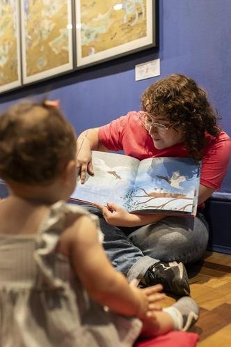 Atividade Livro Aberto, no CCBB BH, um dos projetos do centro cultural voltado à literatura, convida o público infanto-juvenil e suas famílias a participarem de leituras em voz alta(foto: Lai%u0301s Gouve%u0302a/Divulgação) Atividade Livro Aberto, no CCBB BH, um dos projetos do centro cultural voltado à literatura, convida o público infanto-juvenil e suas famílias a participarem de leituras em voz alta(foto: Lai%u0301s Gouve%u0302a/Divulgação)