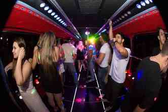 At 42 pessoas podem participar das festas sobre rodas no Boate Bus, que oferece tambm servio de bar e DJ(foto: Divulgao)