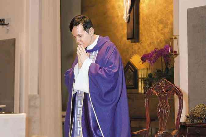 Padre Alexandre durante uma das celebraes da parquia Nossa Senhora Rainha, na qual est desde 1998: 